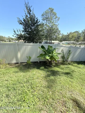a view of yard with green space