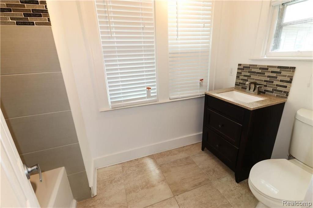 2879 Wakefield Road Berkley, MI 48072 - Photo 10 of 17