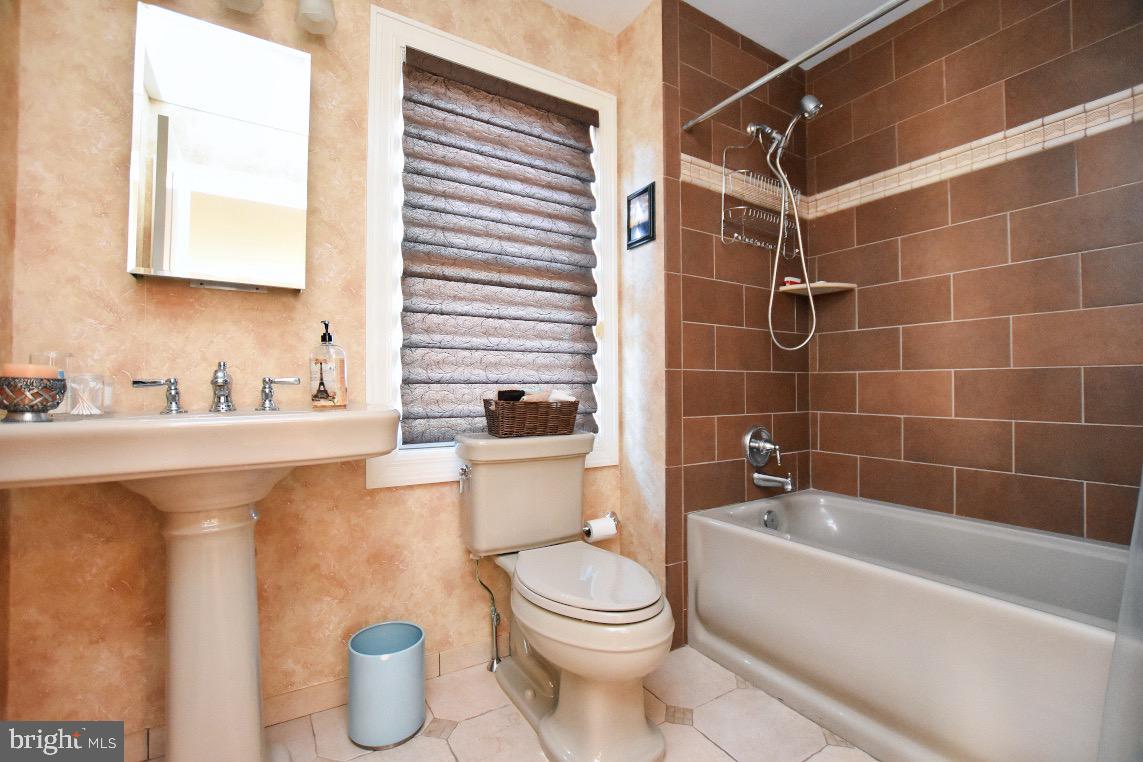1023 Prospect Ridge Boulevard Haddon Heights, NJ 08035 - Photo 28 of 44 a bathroom with a toilet a sink and bathtub