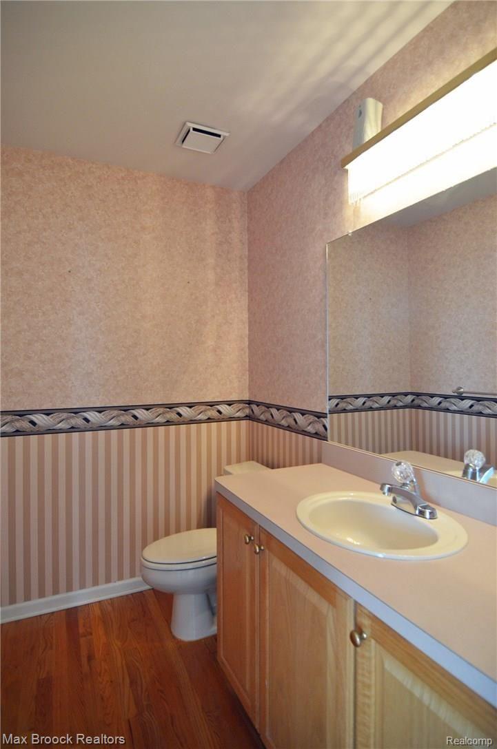 3221 Courtfield Drive Rochester, MI 48309 - Photo 15 of 33 Powder room