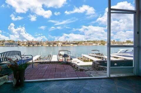 168 Lake Point Boulevard, Unit A102 Conroe, TX 77356 - Photo 4 of 7 a view of a roof deck with couches and a table