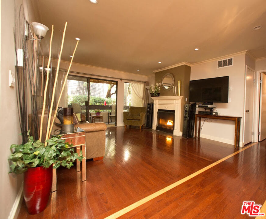 950 North Kings Road, Unit 147 West Hollywood, CA 90069 - Photo 6 of 16
