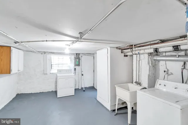 a view of utility room