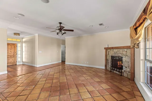 a view of livingroom with furniture and a ceiling fan