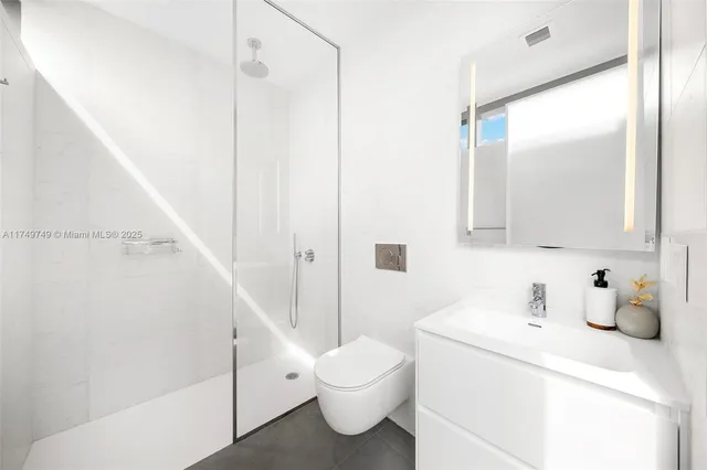 $22,500 | 2000 South Ocean Drive, Unit 22B, Hallandale Beach, FL 33009