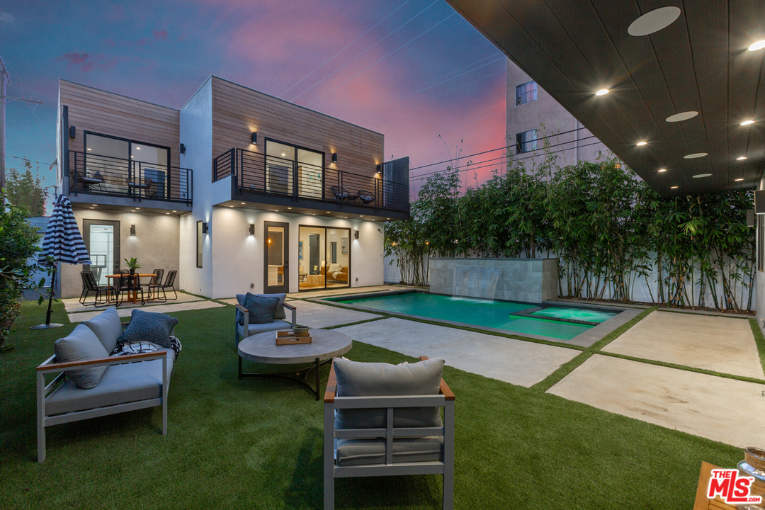 2415 Glyndon Avenue Venice, CA 90291 - Photo 2 of 35