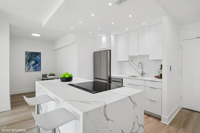 $3,300 | 1255 North Sandburg Terrace, Unit 503, Chicago, IL 60610