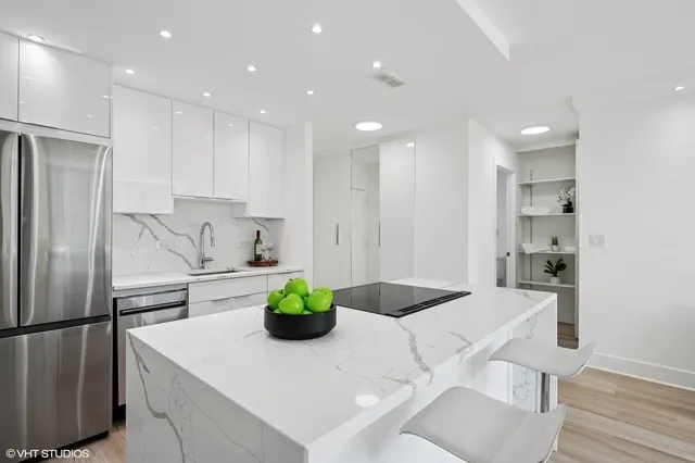 $3,300 | 1255 North Sandburg Terrace, Unit 503, Chicago, IL 60610