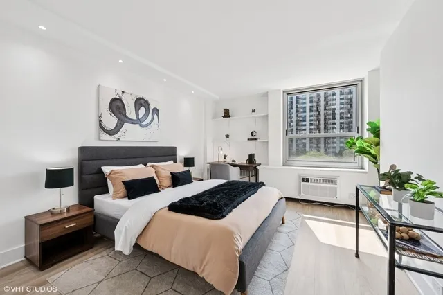 $3,300 | 1255 North Sandburg Terrace, Unit 503, Chicago, IL 60610