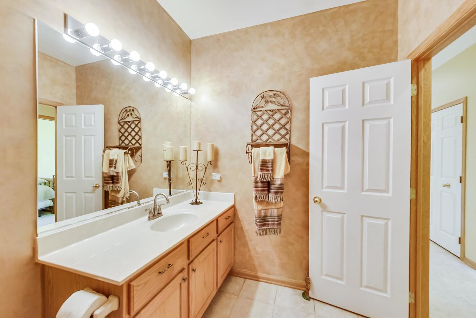 1117 South Elmhurst Road Wheeling, IL 60090 - Photo 14 of 28