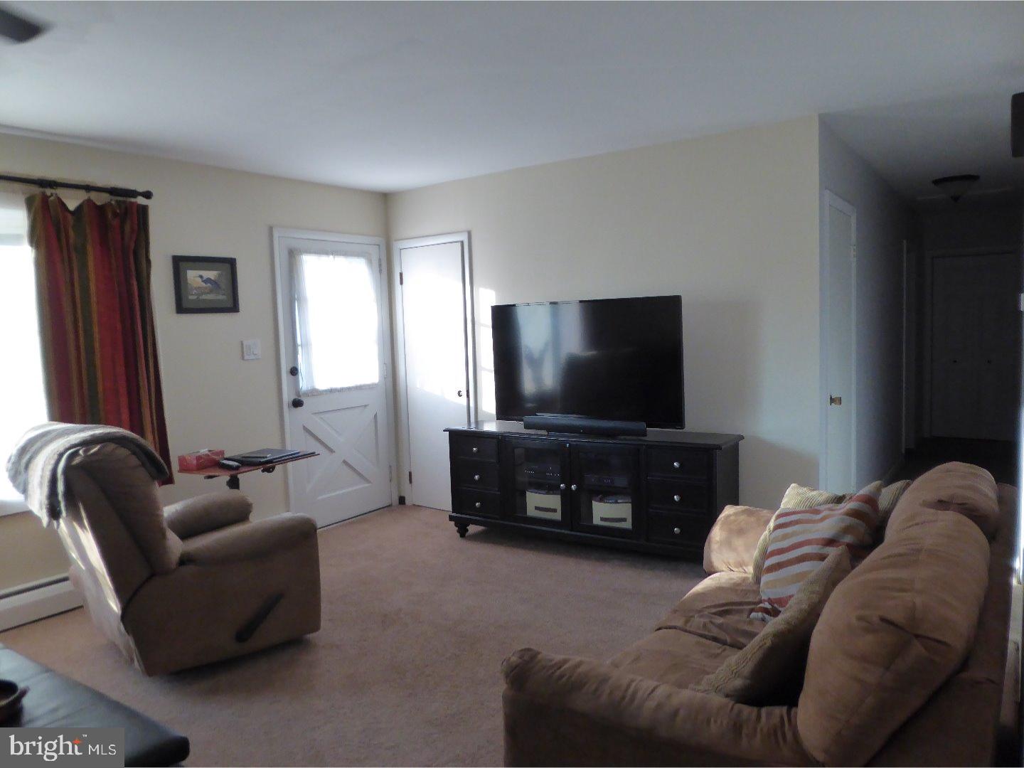 472 Mininger Road Souderton, PA 18964 - Photo 3 of 25 Living Room