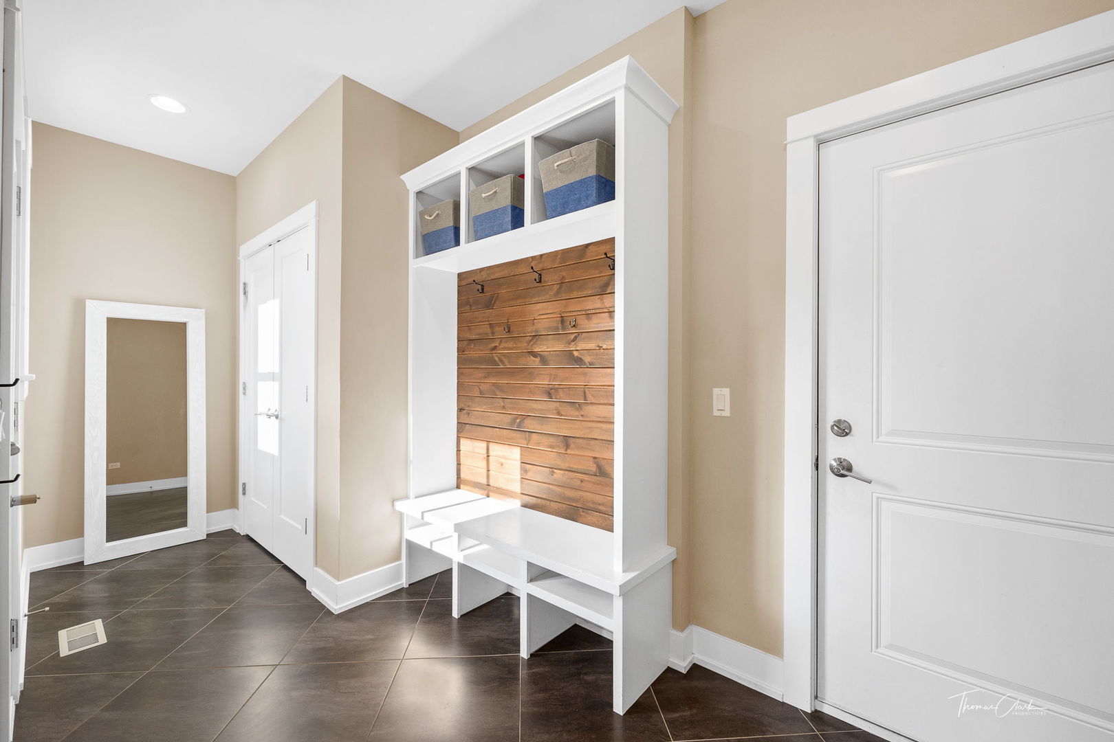 4720 Cumnor Road Downers Grove, IL 60515 - Photo 23 of 57 a view of a livingroom with wooden floor and furniture