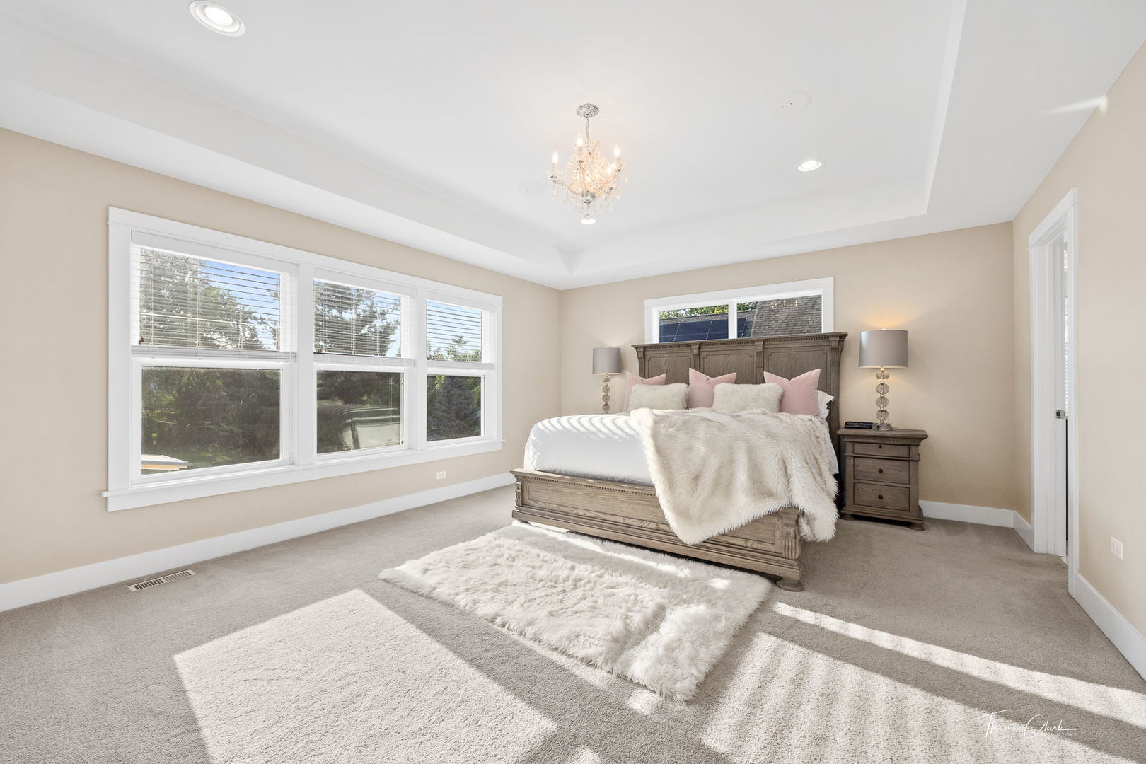 4720 Cumnor Road Downers Grove, IL 60515 - Photo 25 of 57 a bedroom with a large bed and a large window