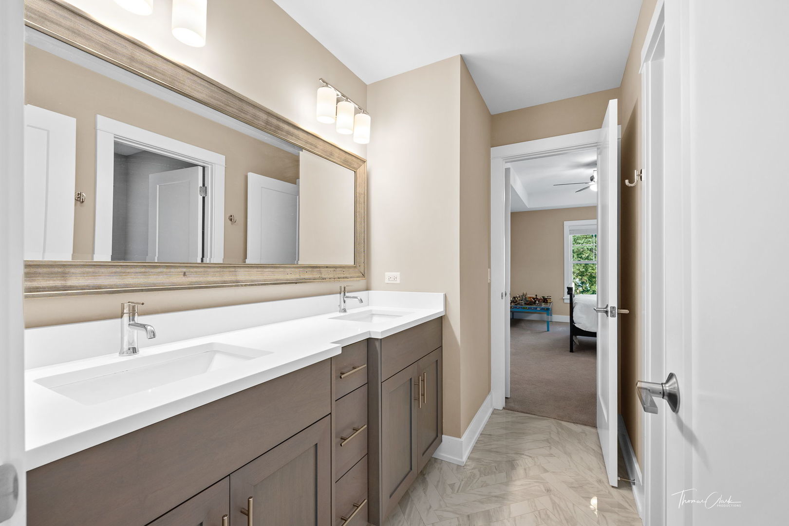 4720 Cumnor Road Downers Grove, IL 60515 - Photo 31 of 57 a en suite bathroom with a sink and a mirror