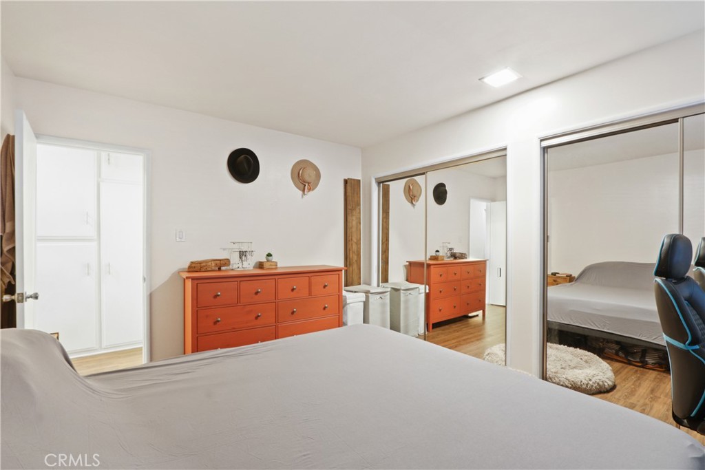 939 East Appleton Street, Unit 25 Long Beach, CA 90802 - Photo 8 of 10 a bedroom with a bed and a dresser