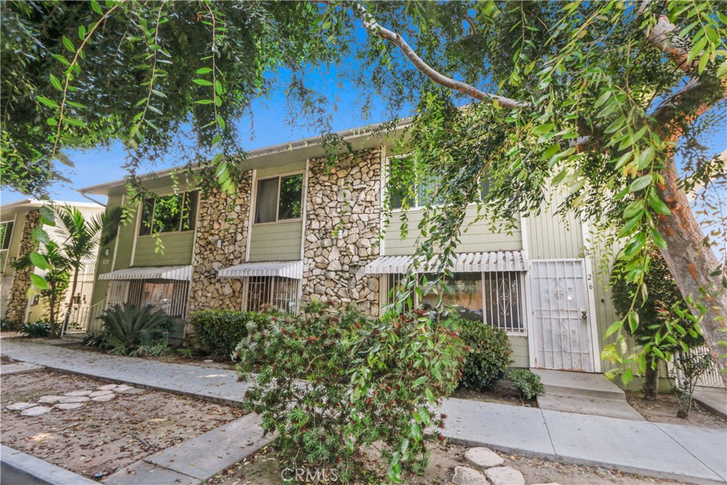 939 East Appleton Street, Unit 25 Long Beach, CA 90802 - Photo 10 of 10 front view of a house with a yard
