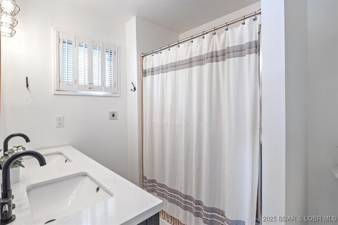 1125 Anemone Road Four Seasons, MO 65049 - Photo 11 of 25 Primary Bath