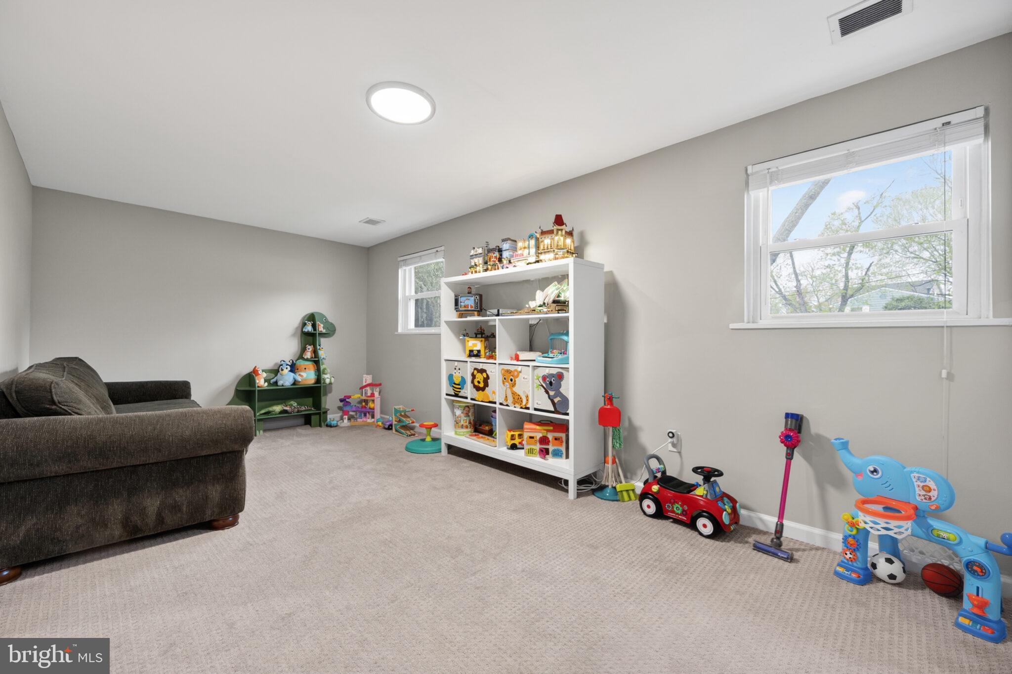 5939 Craft Alexandria, VA 22310 - Photo 27 of 54 a living room with furniture and a baby crib