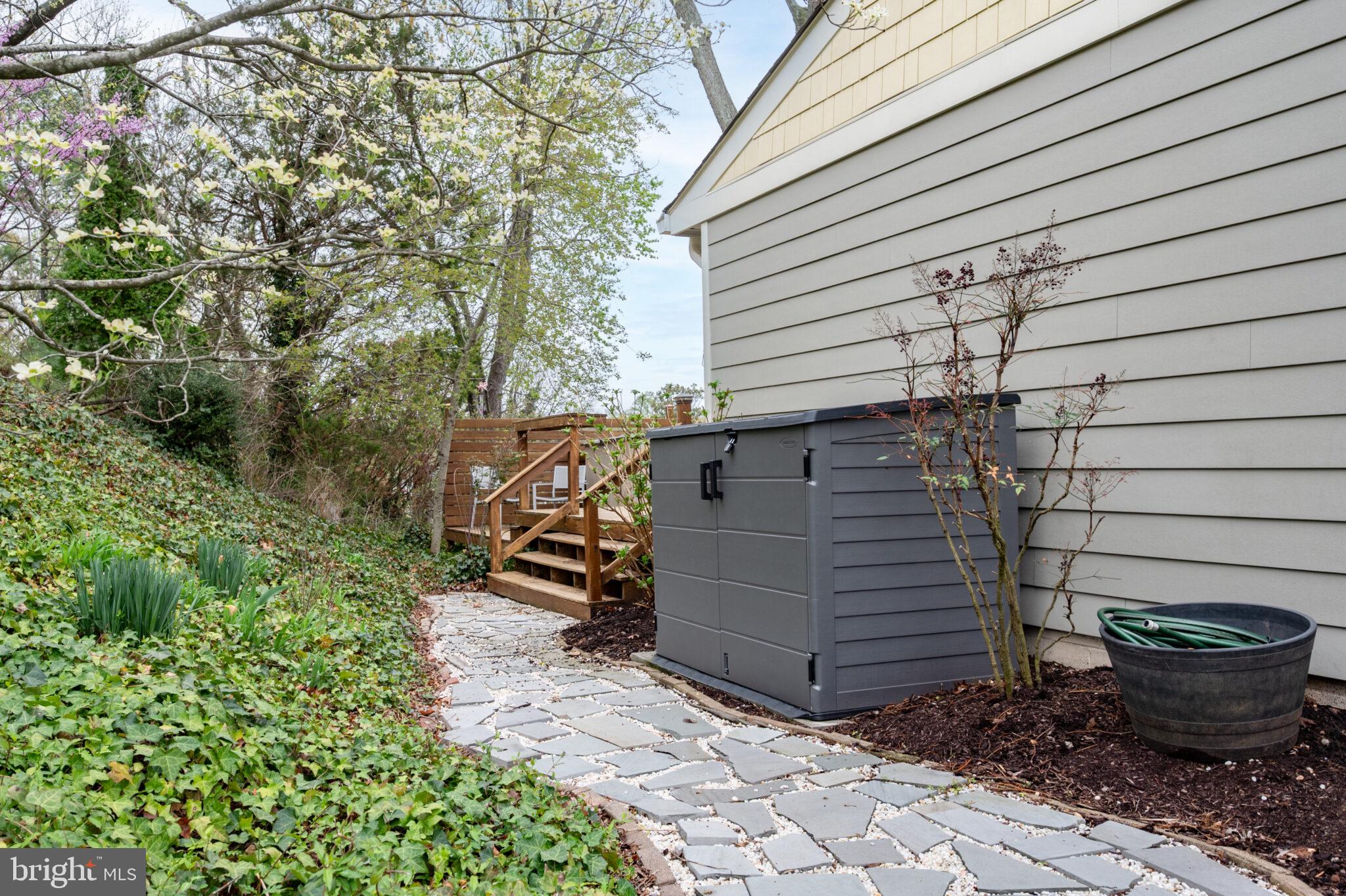 5939 Craft Alexandria, VA 22310 - Photo 36 of 54 a view of outdoor space and yard