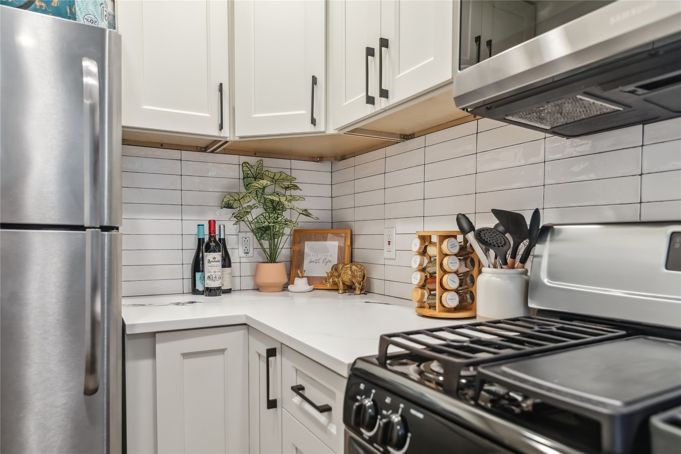 1313 East 52nd Street, Unit 101 Austin, TX 78723 - Photo 5 of 14 a kitchen with a stove and a refrigerator