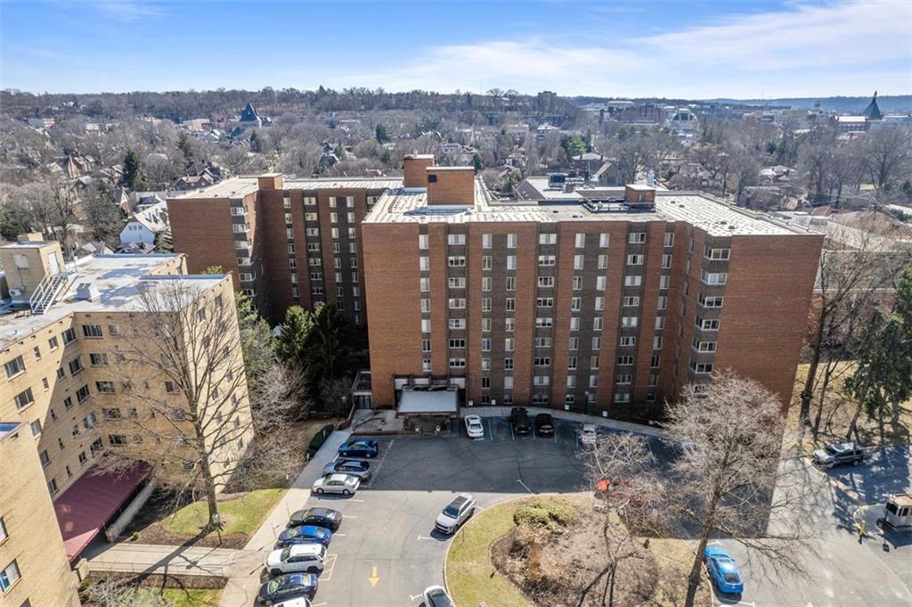 The location of Amberson Towers is another highlight, situated within walking distance to the vibrant Shadyside shopping district, renowned restaurants, and cultural attractions.