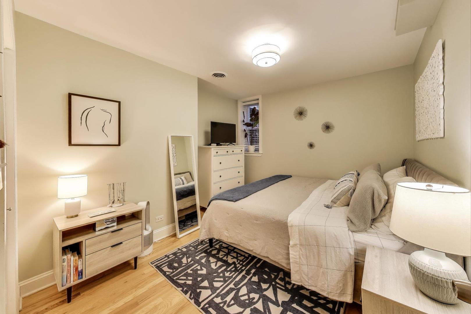 4115 North Sheridan Road, Unit 2 Chicago, IL 60613 - Photo 11 of 21 Gallery Image 11