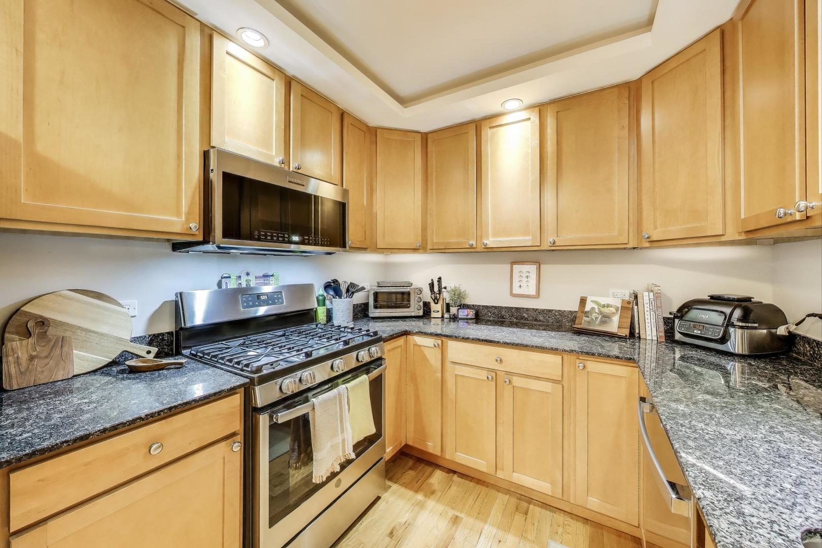 4115 North Sheridan Road, Unit 2 Chicago, IL 60613 - Photo 8 of 21 Gallery Image 8