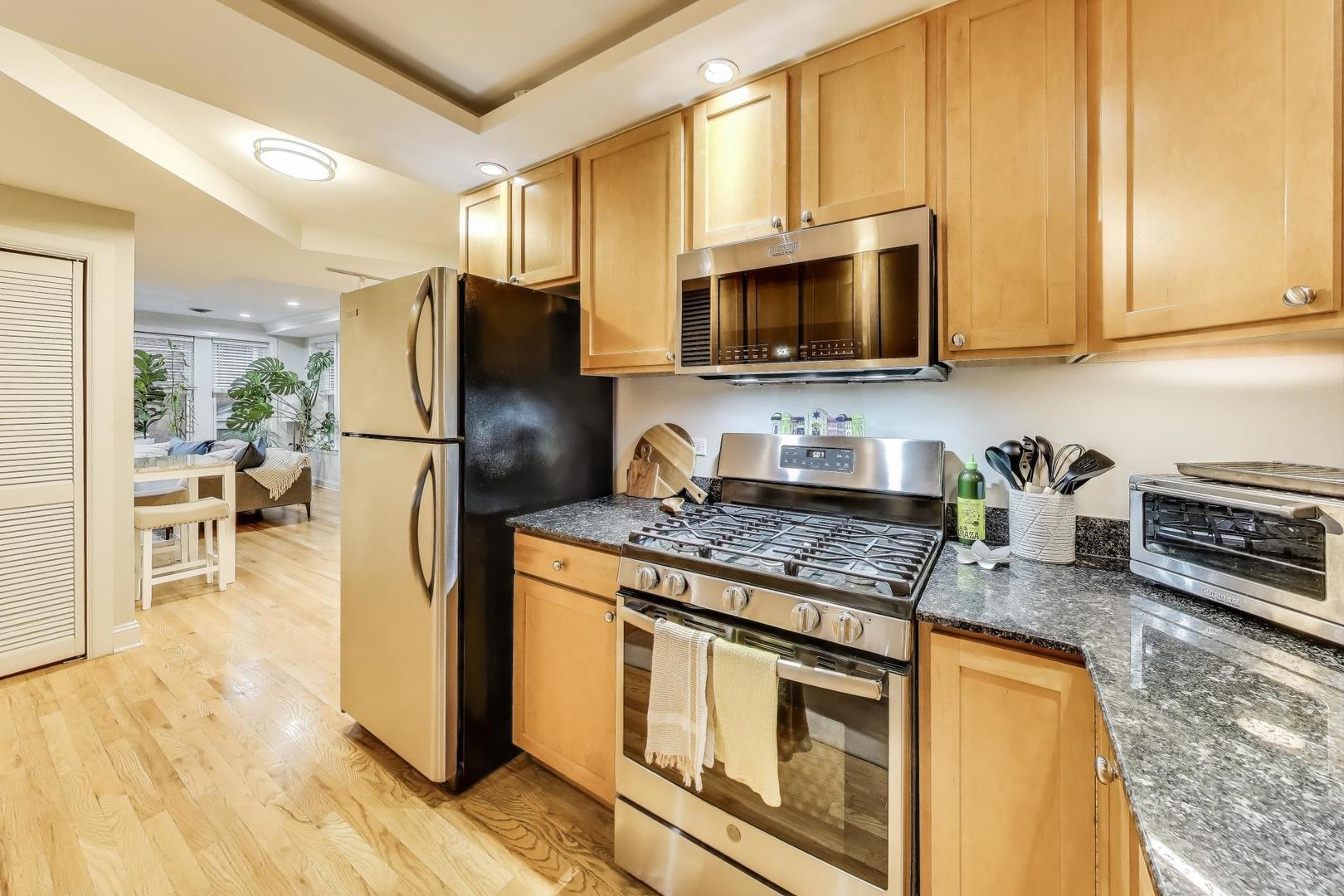 4115 North Sheridan Road, Unit 2 Chicago, IL 60613 - Photo 10 of 21 Gallery Image 10