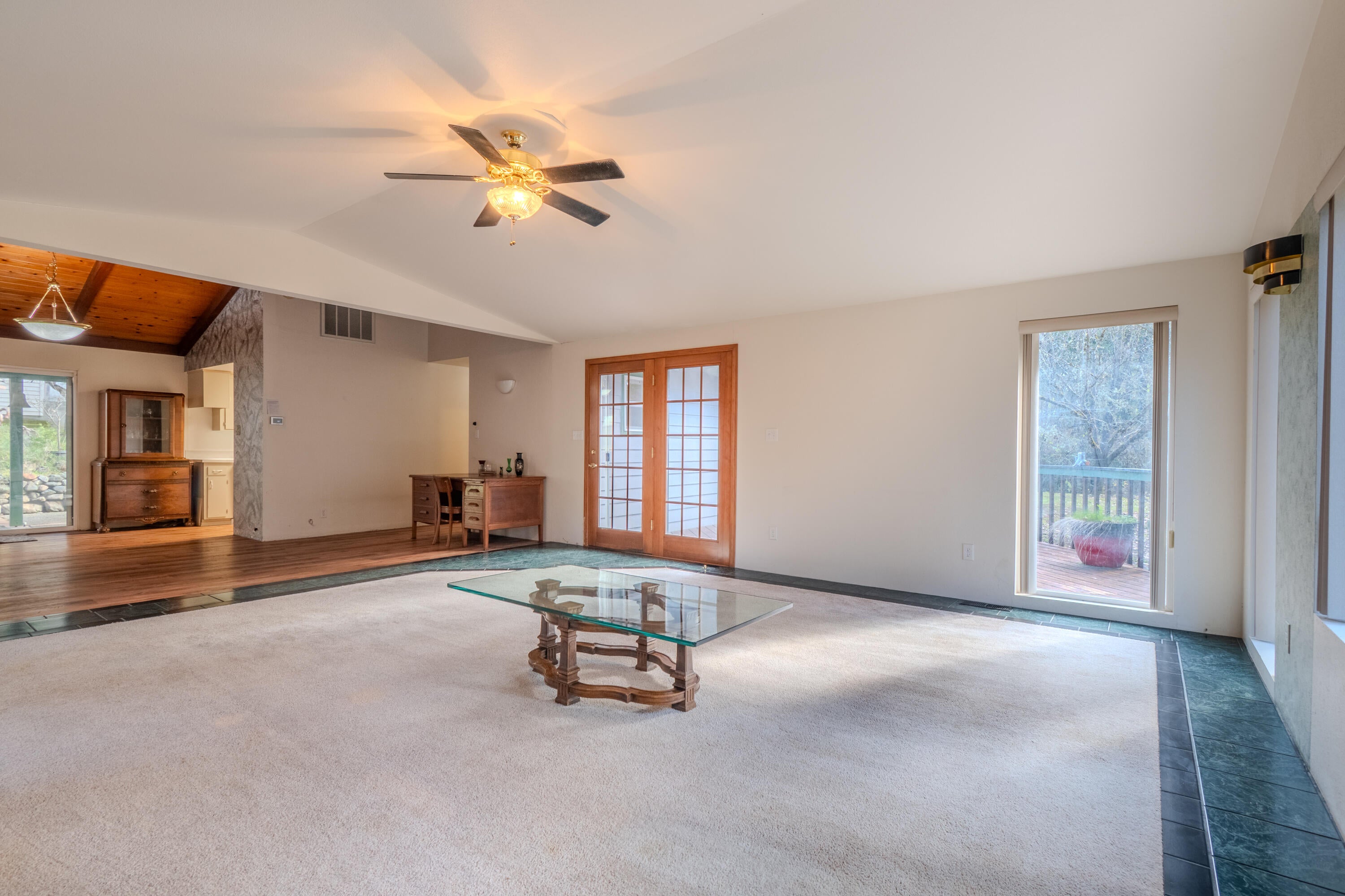 10950 Ramsey Road Gold Hill, OR 97525 - Photo 16 of 59 Living room