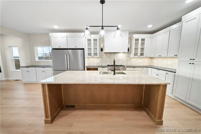 $789,000 | 422 Outer Drive, Lake Ozark, MO 65049