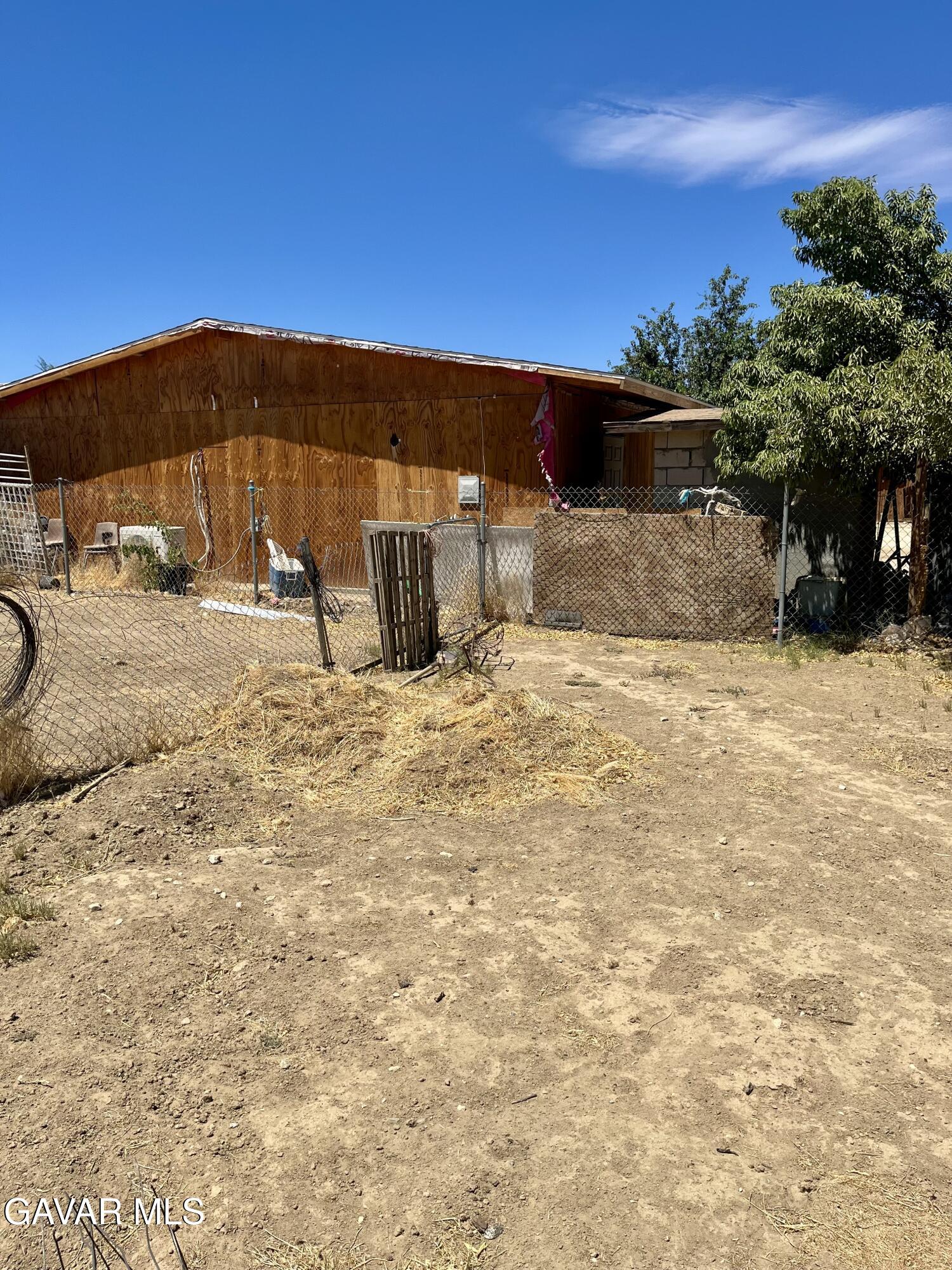 10256 East Ave R 12 Littlerock, CA 93543 - Photo 17 of 21 a view of a backyard