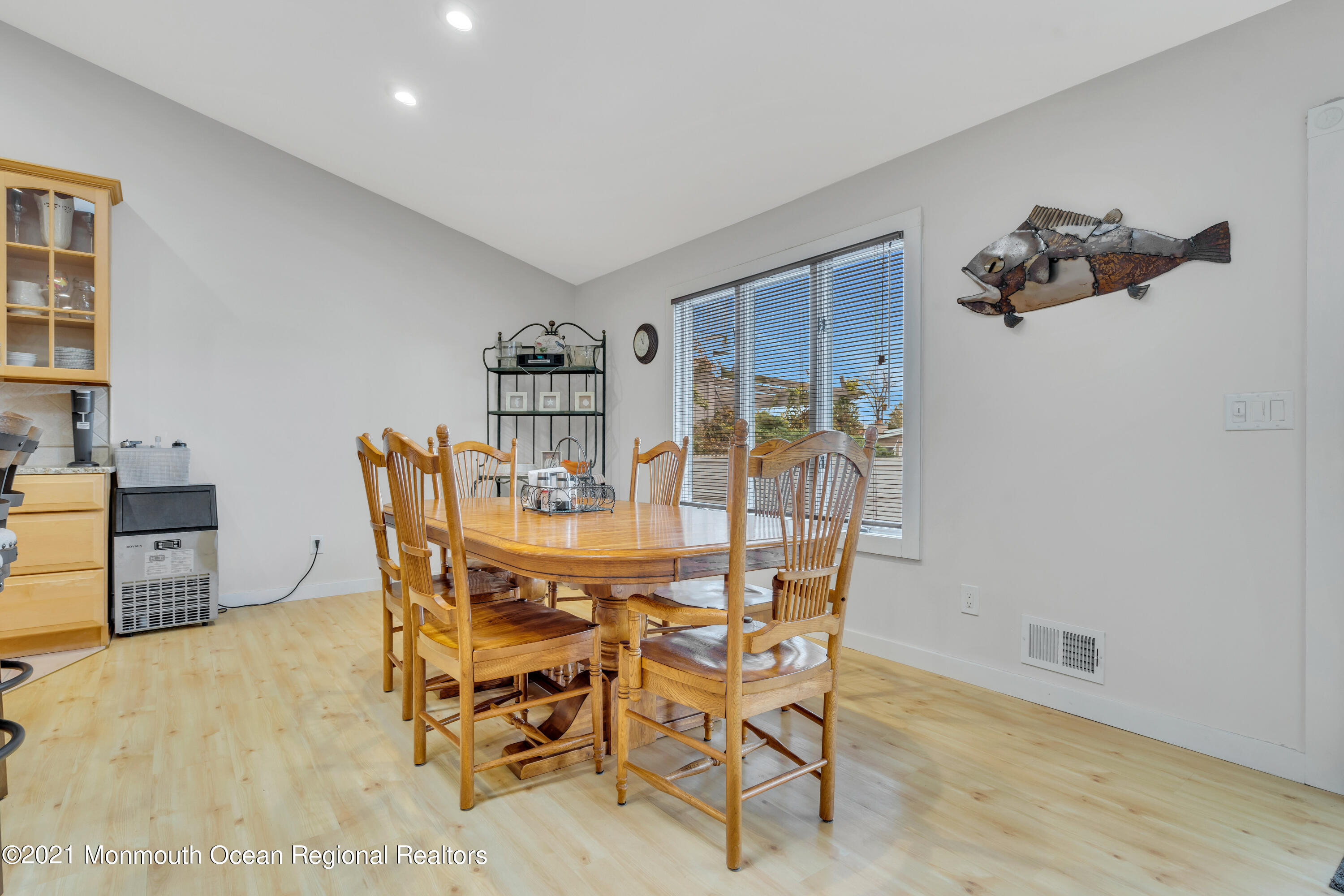 38 Topsail Road Brick, NJ 08723 - Photo 22 of 57 a dining room with furniture and window