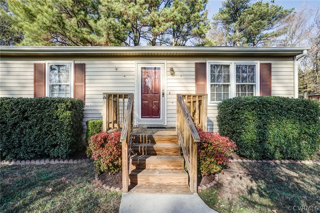 5506 Linda Road Sandston, VA 23150 - Photo 3 of 44 Front Door Freshly Painted, Stairs Powerwashed - Move In Ready!