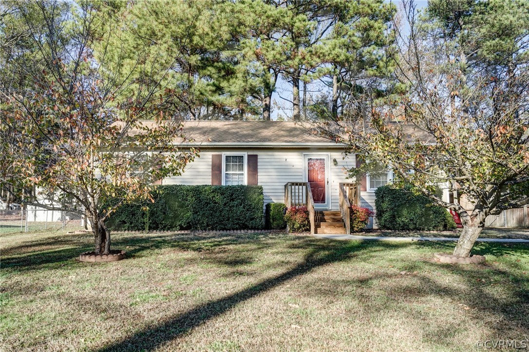 5506 Linda Road Sandston, VA 23150 - Photo 4 of 44 Great Curb Appeal! New Roof in 2017 with Low Maintenance Vinyl Siding!