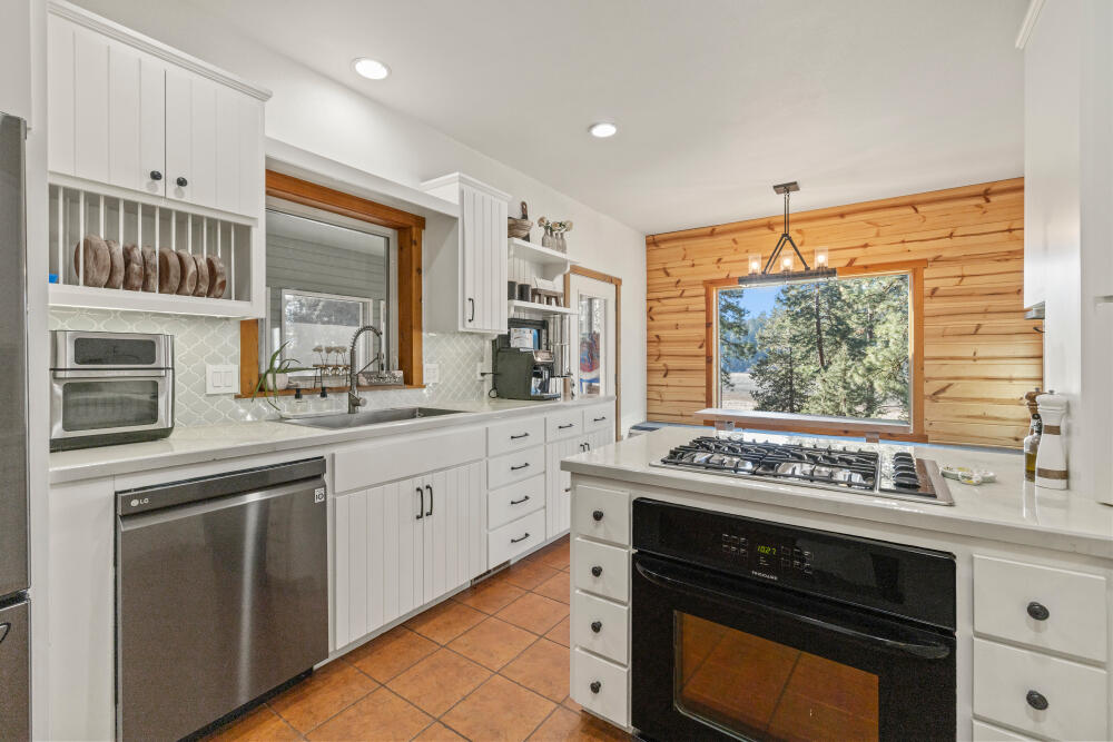 11750 Merganser Road Klamath Falls, OR 97601 - Photo 19 of 66 a kitchen with a stove a sink and a refrigerator