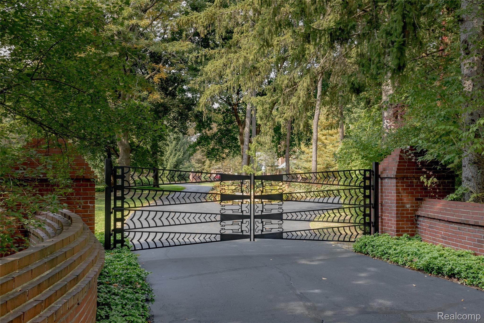31245 Bingham Road Franklin, MI 48025 - Photo 3 of 51 Custom front gates to Private Drive