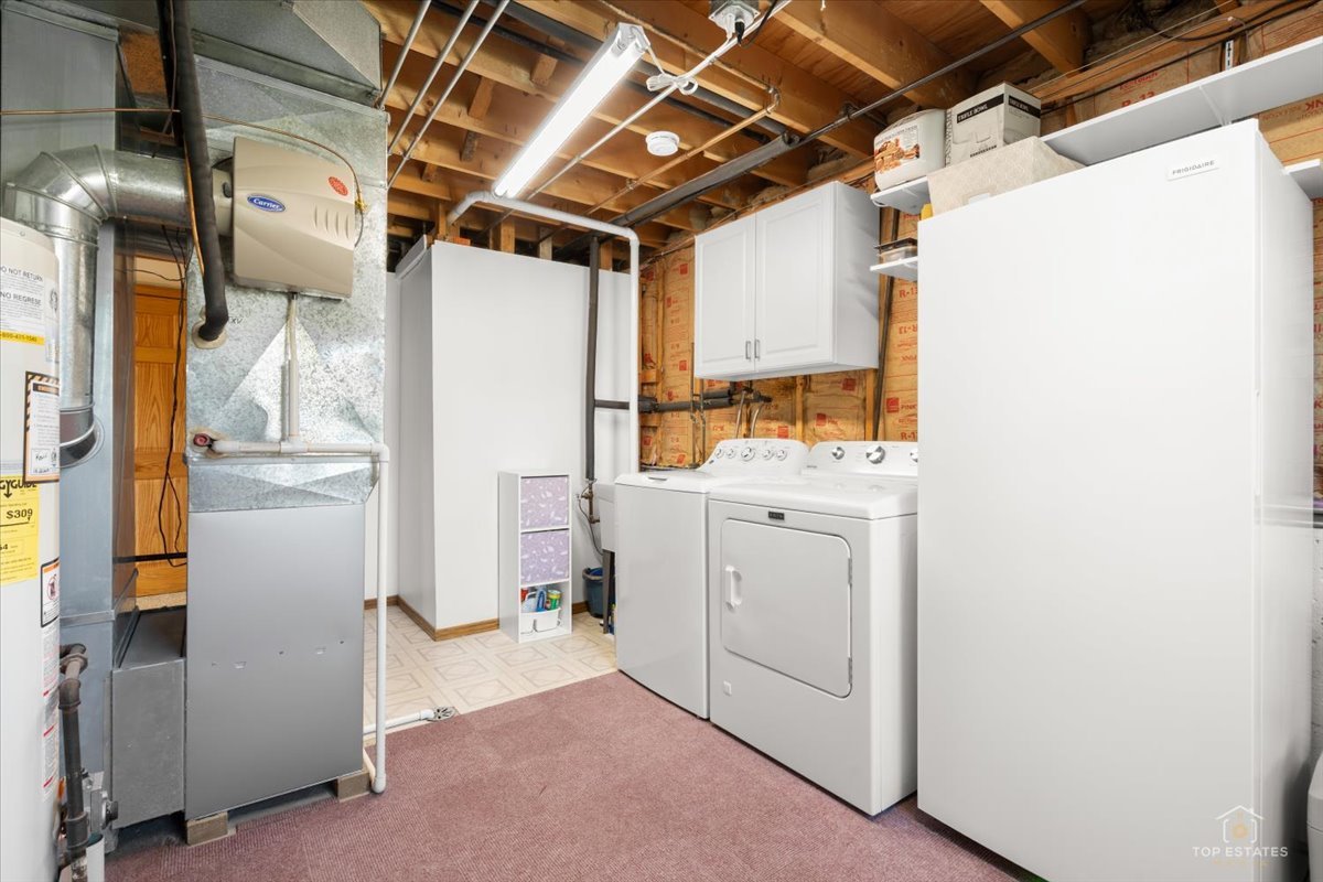 8124 Nottingham Road Tinley Park, IL 60477 - Photo 24 of 33 a utility room with dryer and washer