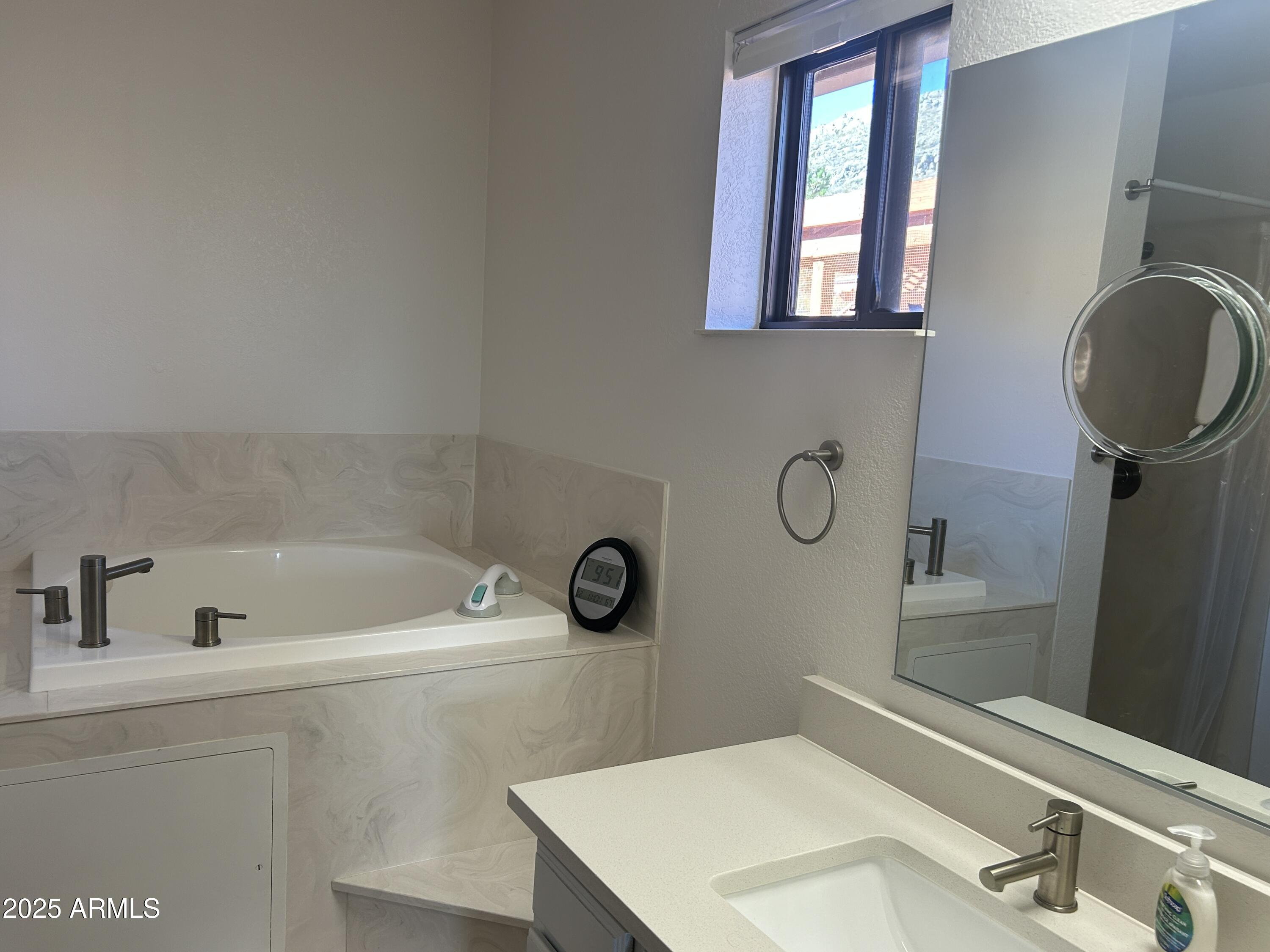 2251 North Spanish Trail Huachuca City, AZ 85616 - Photo 23 of 34 Primary Bath Soaker Tub