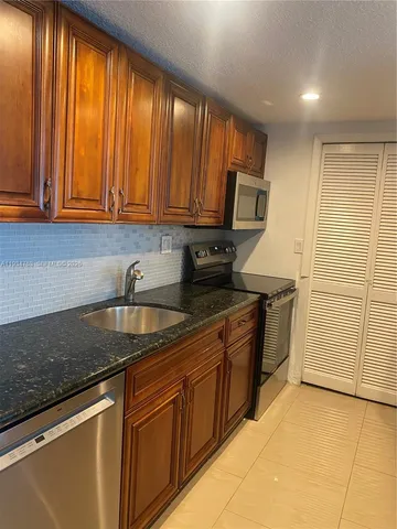 $2,300 | 120 Lakeview Drive, Unit 314, Weston, FL 33326