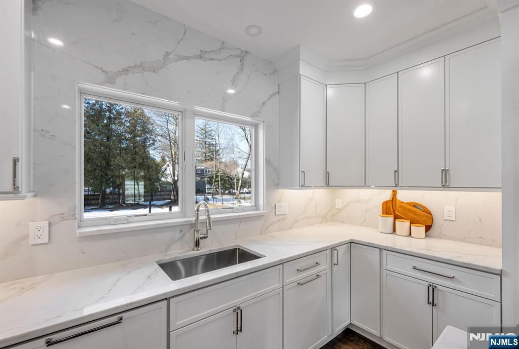 35 Lloyd Road Ho-Ho-Kus, NJ 07423 - Photo 8 of 28