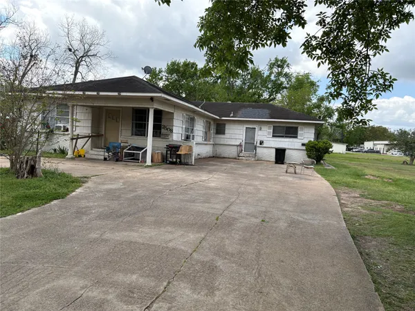 a view of a car park in front of house