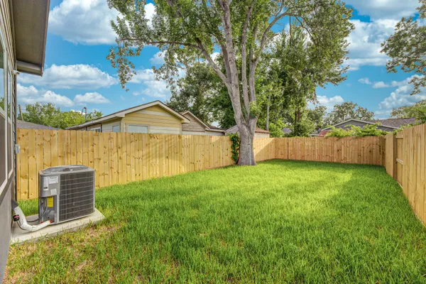 a view of a house with backyard and garden