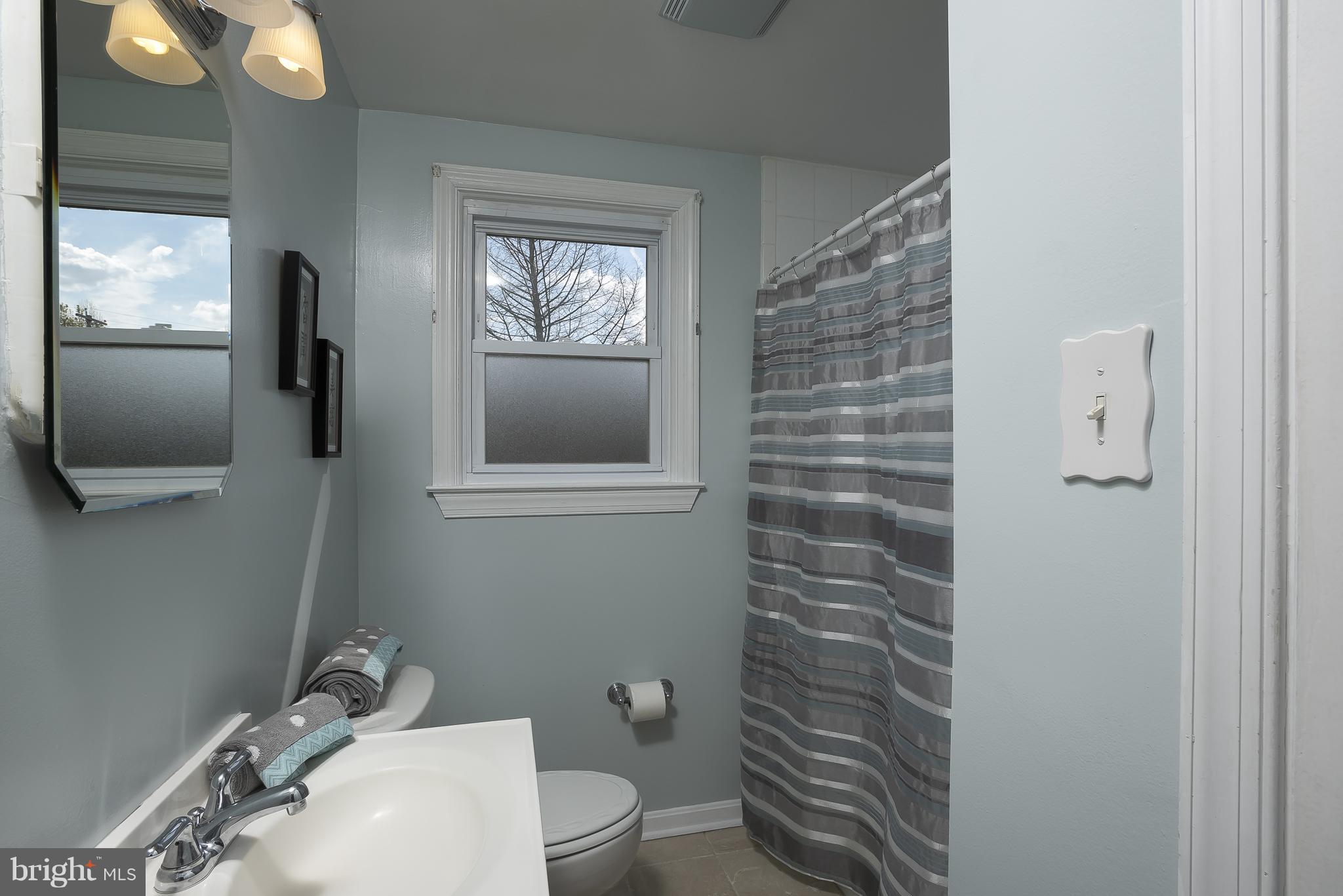 618 Coleraine Road Baltimore, MD 21229 - Photo 14 of 27 a bathroom with a toilet sink and mirror