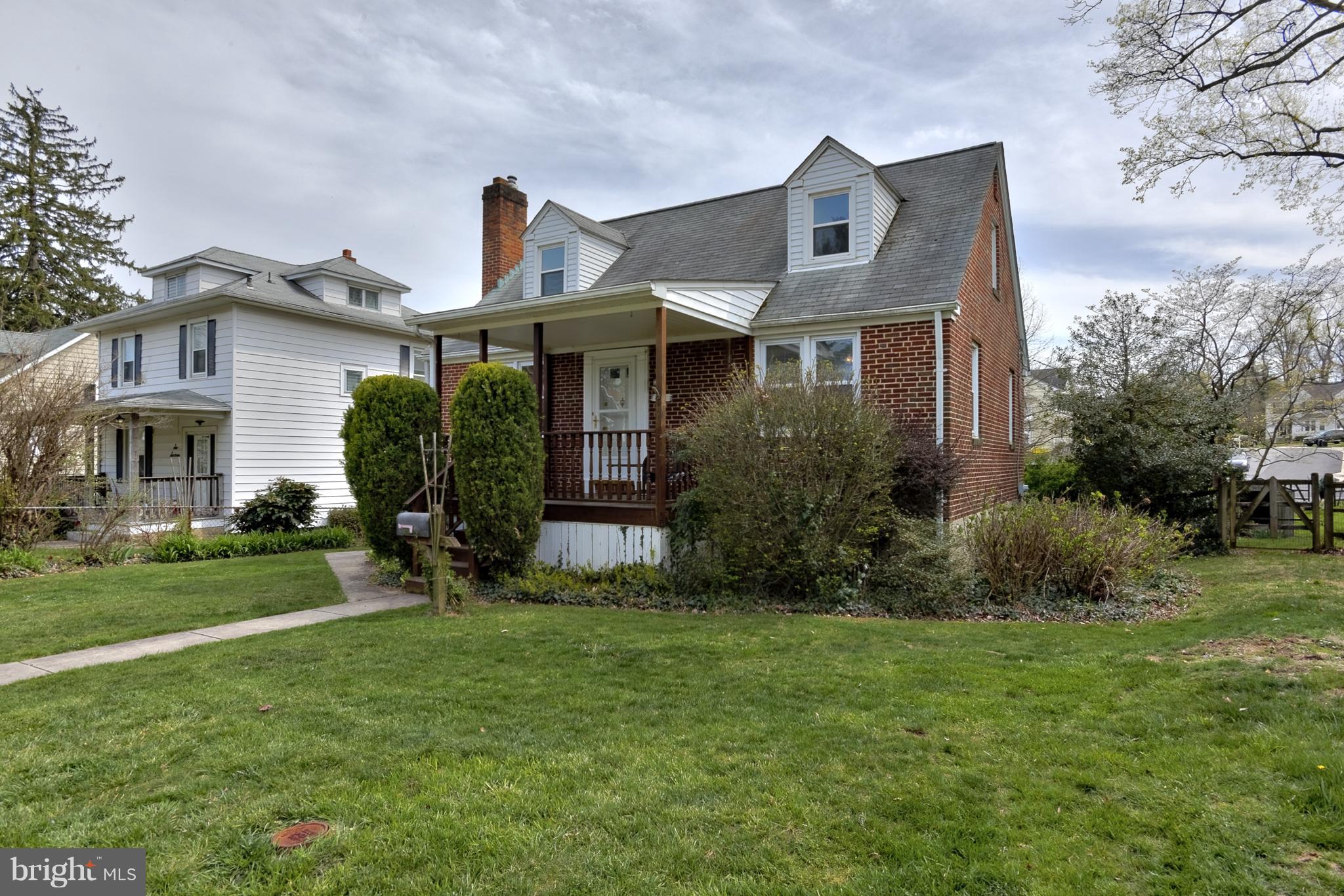 618 Coleraine Road Baltimore, MD 21229 - Photo 3 of 27 a front view of house with yard and green space