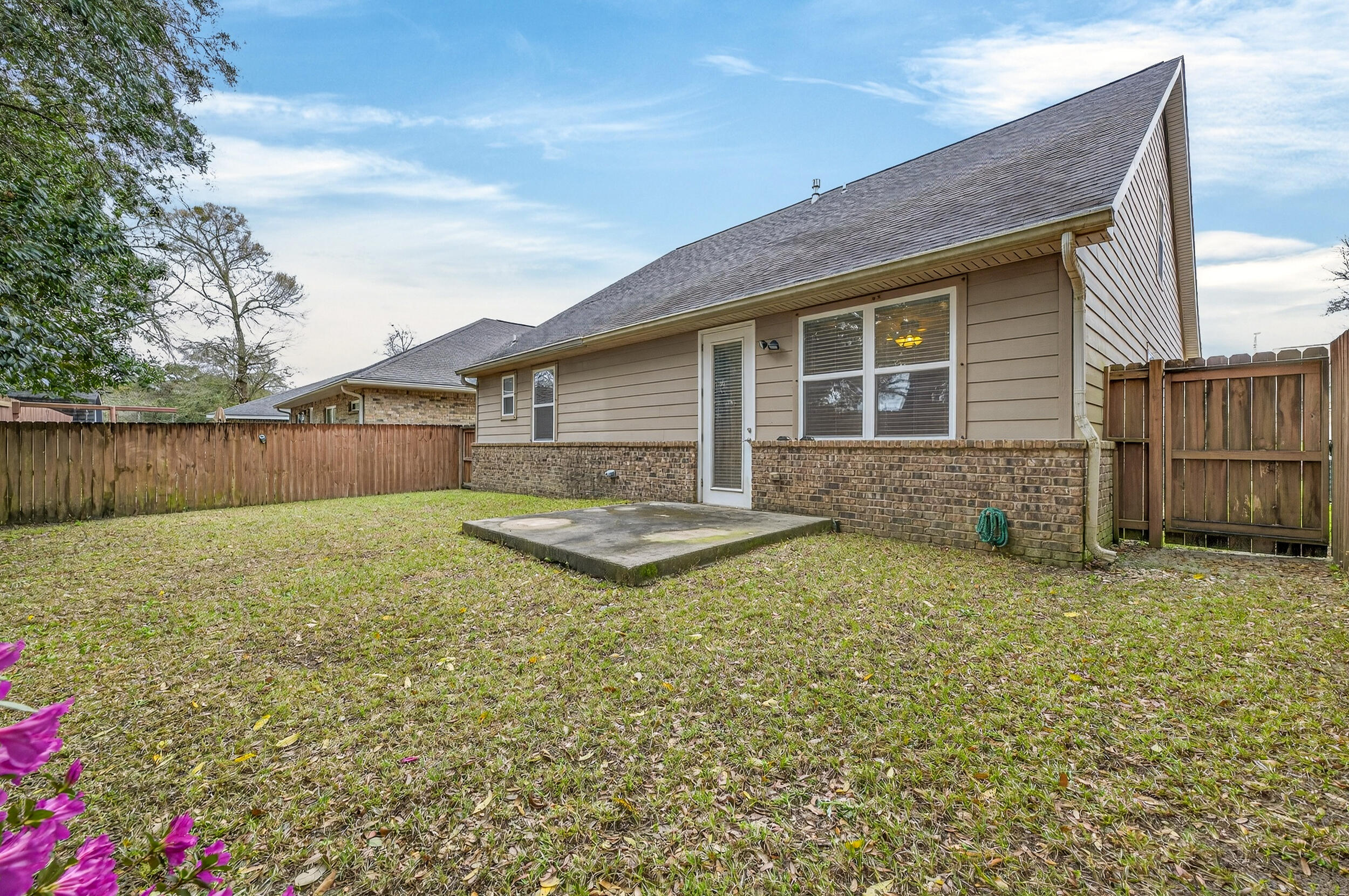 106 Arrowhead Way Niceville, FL 32578 - Photo 38 of 39 a backyard of a house