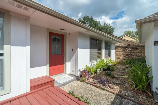a front view of house with yard