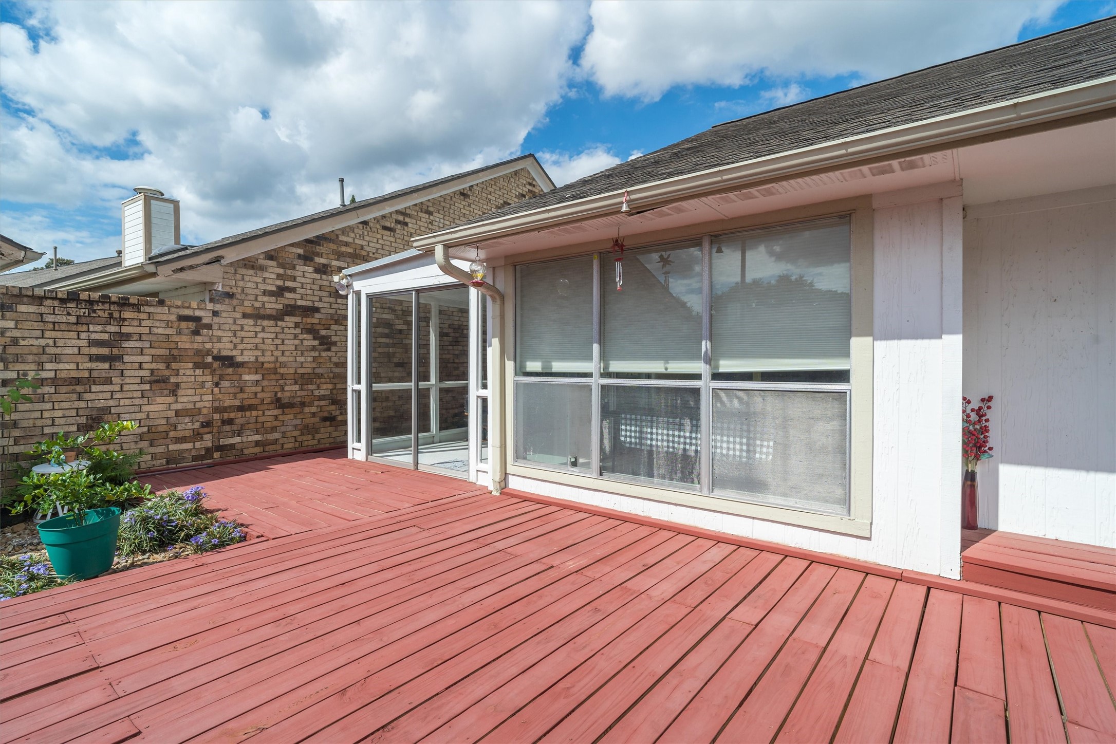 1719 Sullins Way Houston, TX 77058 - Photo 23 of 27 a outdoor view living room with wooden floor and balcony