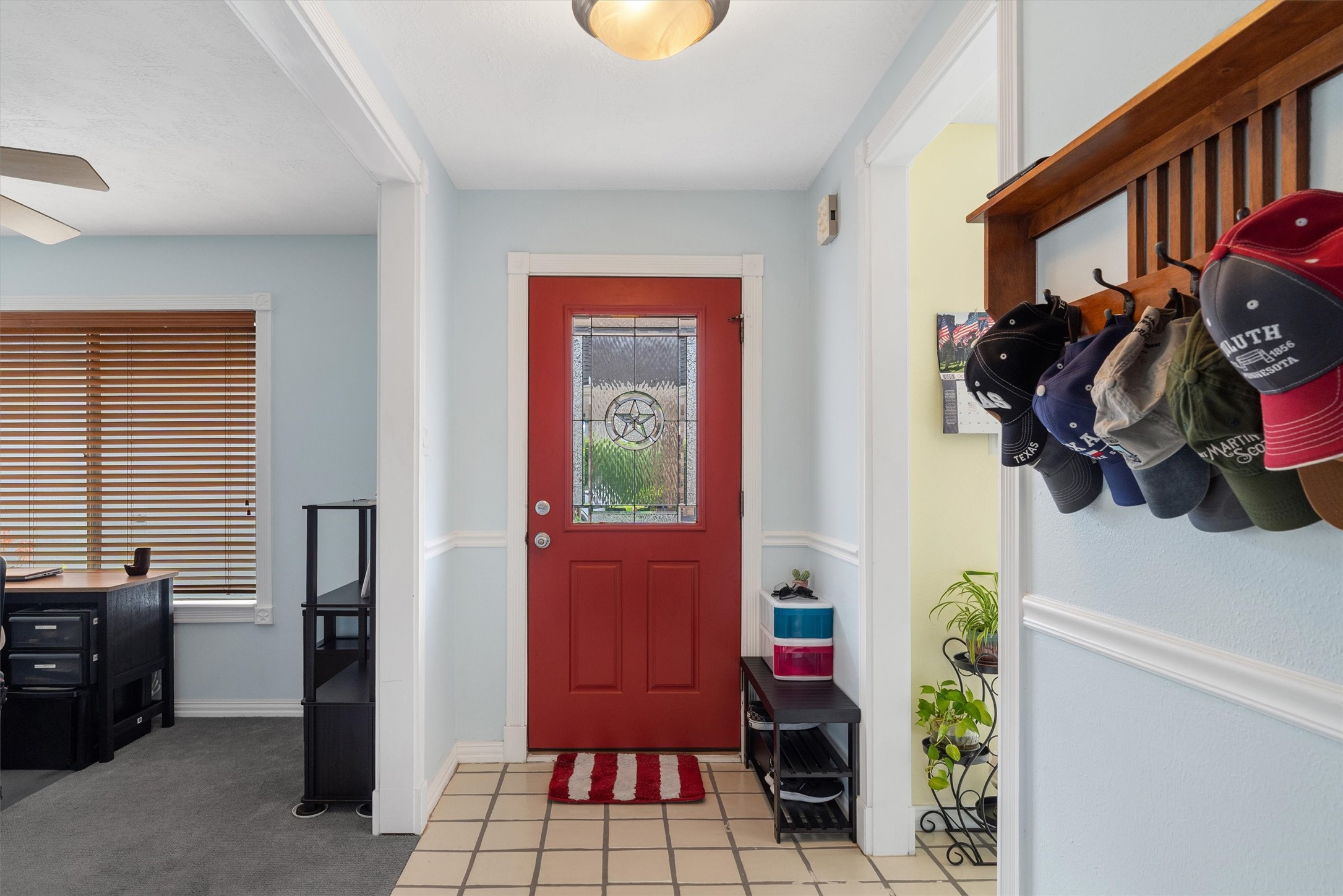 1719 Sullins Way Houston, TX 77058 - Photo 3 of 27 a living room with furniture and a window