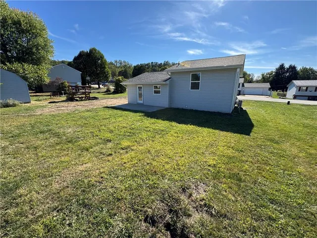 a view of a backyard