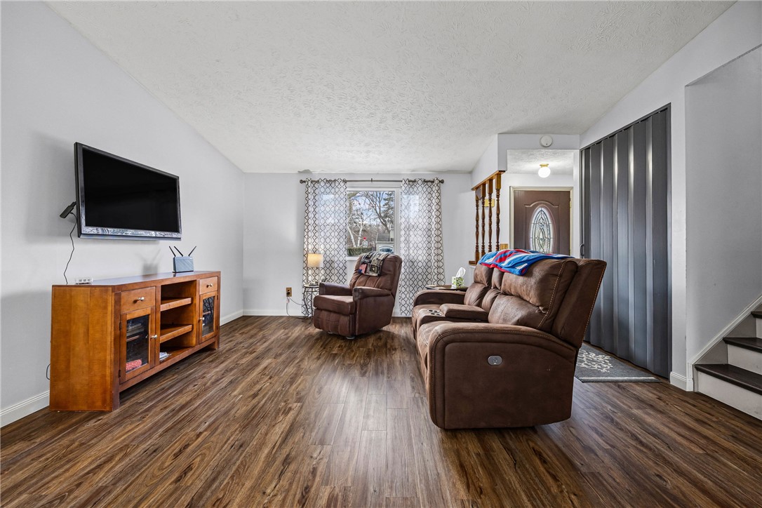 842 Independence Drive Webster, NY 14580 - Photo 4 of 29 Living Room